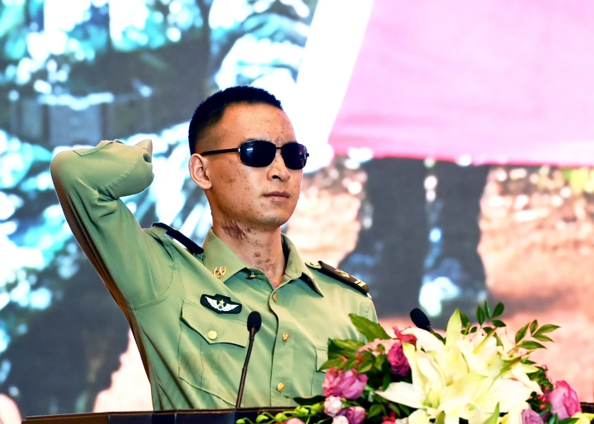杜富国，边防战士，他于2015年主动申请加入到了云南扫雷大队，却在扫雷的时候出现