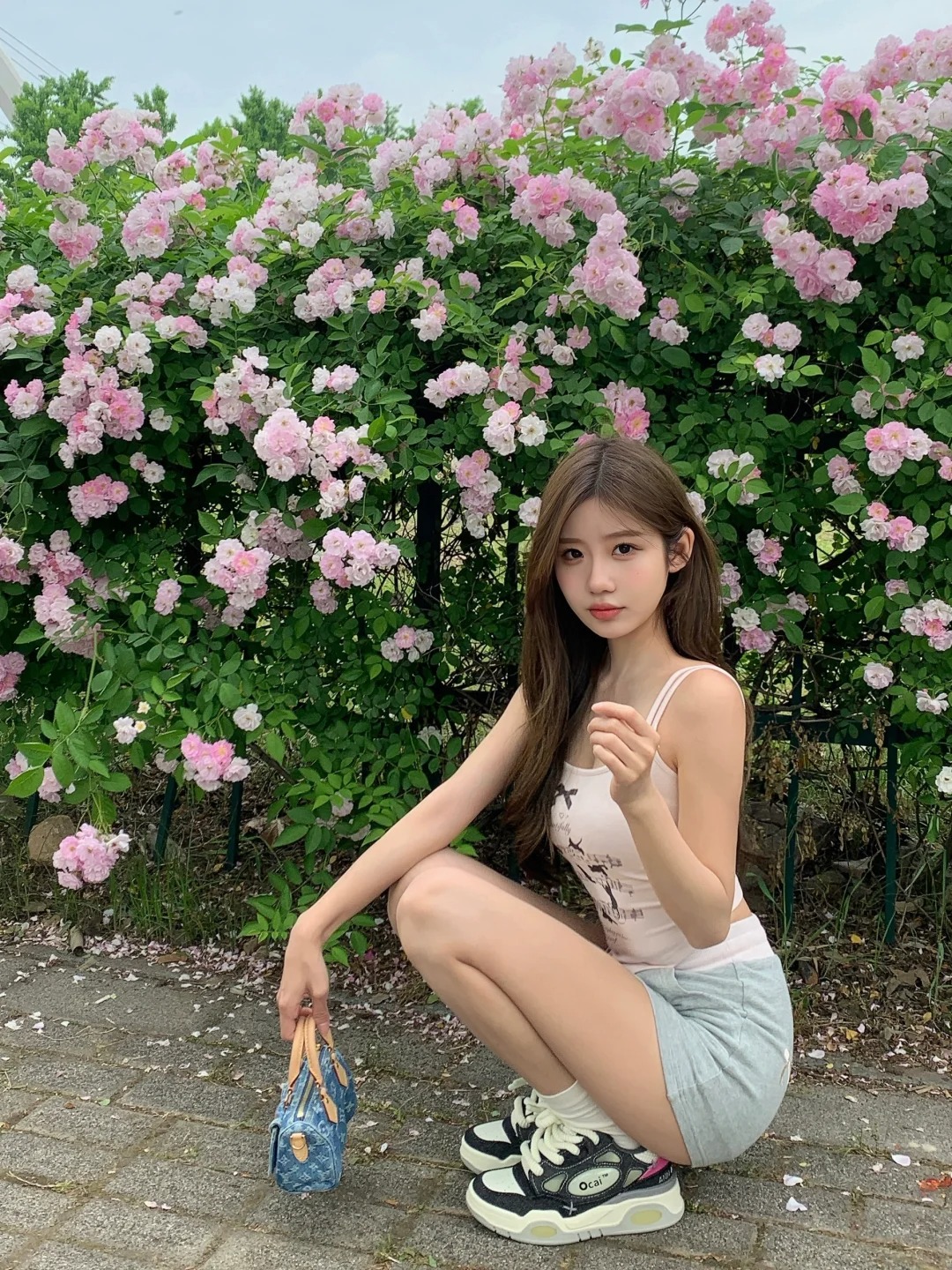 和蔷薇撞了个满怀
被一整条街的蔷薇花墙美到了
南京的春天好浪漫🌸