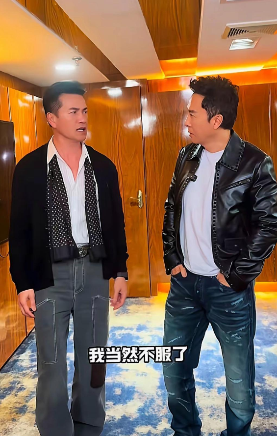 甄子丹和吕良伟明明一样高，为啥一个腿短一个腿长

提起甄子丹和吕良伟，两位都是影