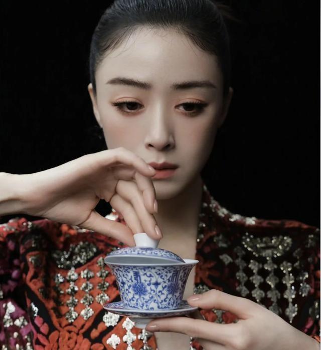 华妃娘娘新中式造型惊艳登场今日热点蒋欣大年初五晒出新造型，中式套装尽显华贵气质。