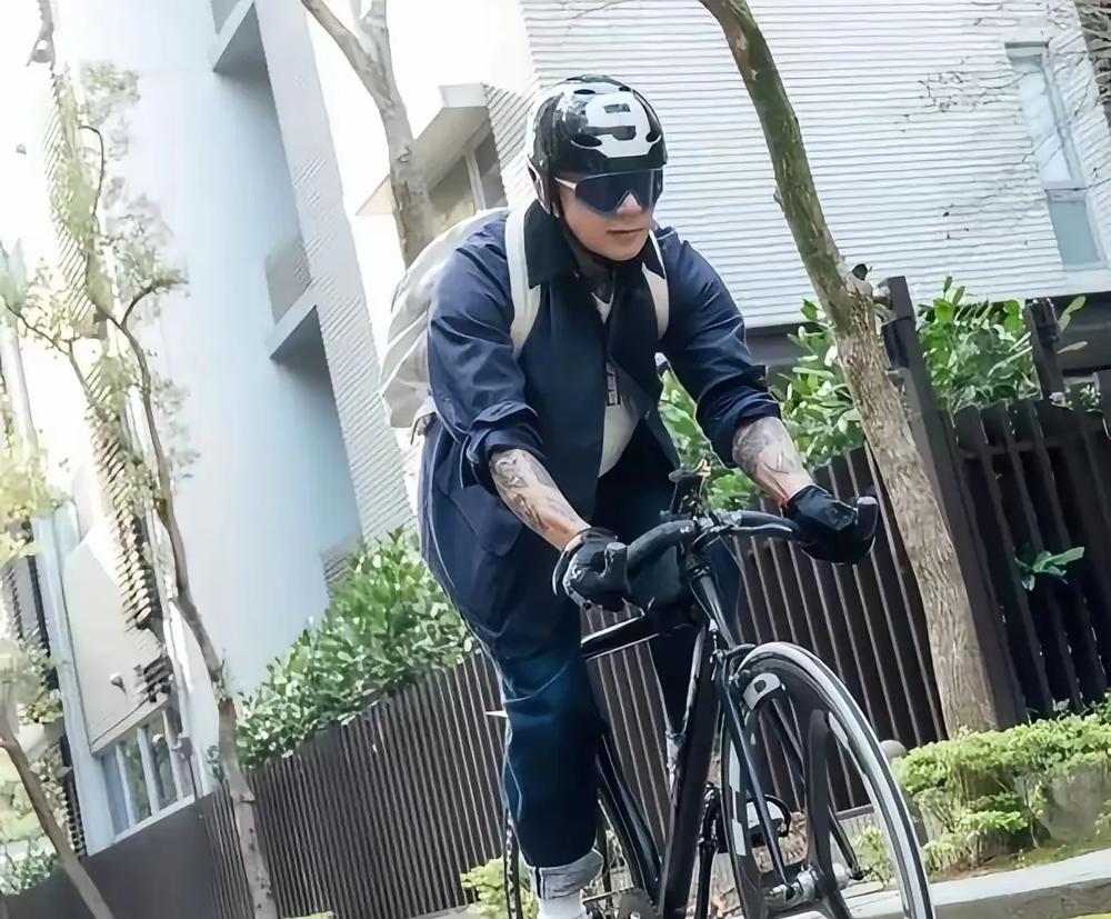 具俊晔真走了，听说是被吓跑的！

发了一篇文章全网喷，名字都要被喷成卤蛋，光头，