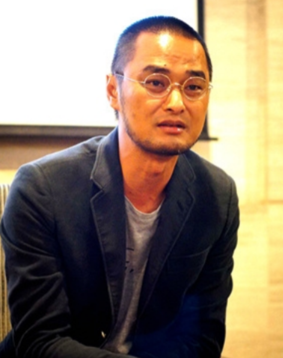 一次，身价8亿的冯唐组了一个饭局，可10个人有6个人说来不了，主厨气得脸都绿了，