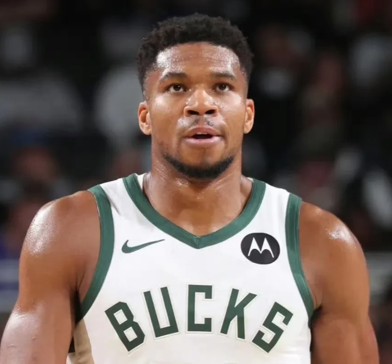 雄鹿队管理层要伤心了，不仅仅因为球队114-115不敌黄蜂队，更是因为：

1、