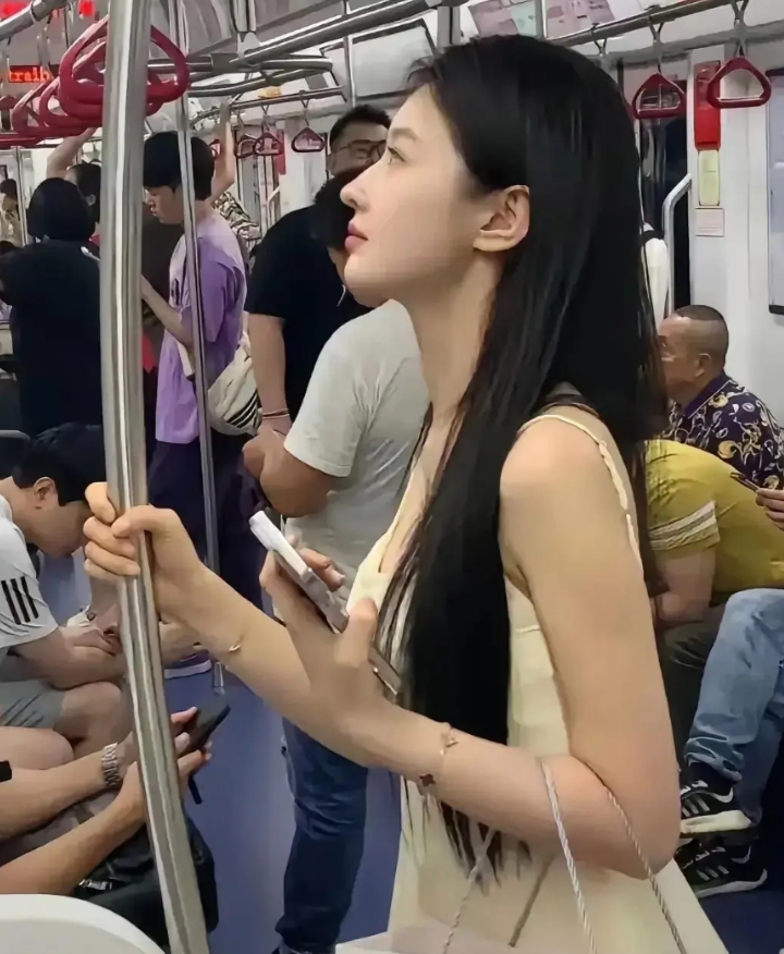 “地铁西施”[赞同][赞同]