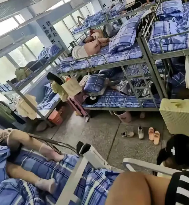 真的不敢想象，现在还有这样的宿舍，还是女生宿舍