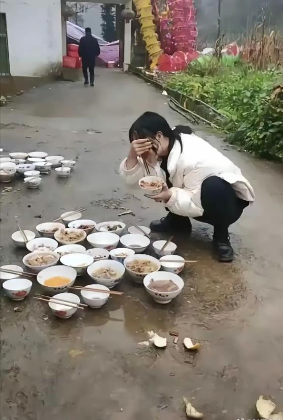 这是哪个地方的吃饭习俗？