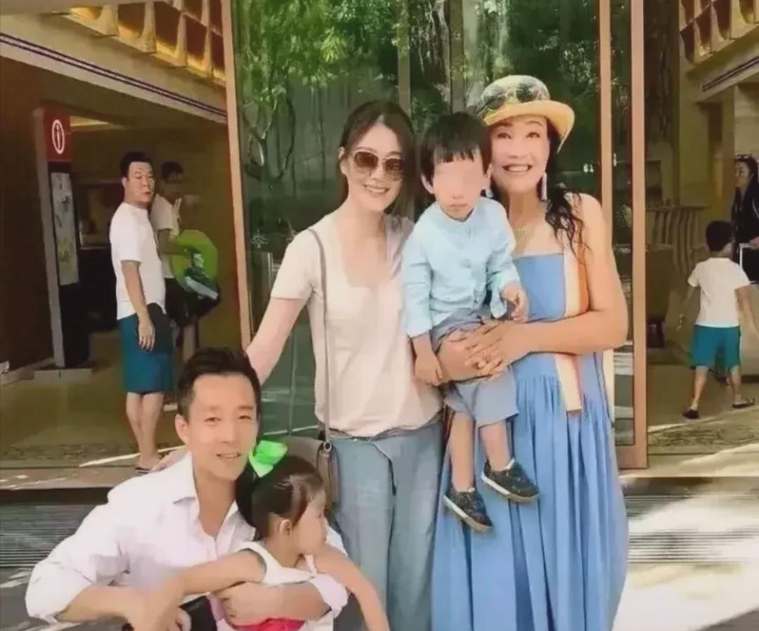  
 
 
汪小菲子女抚养权风波出现新动向！台媒爆料称，两个孩子主动提出想跟爸爸