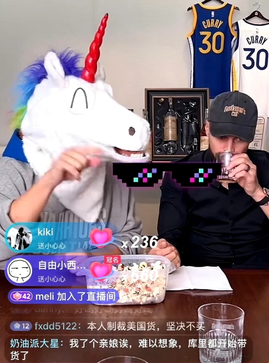库里正在直播带货，人气高达10万＋！

目前，勇士队球星库里正在抖音直播带货，向