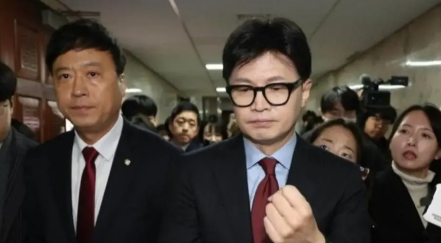韩国执政党党首韩东勋在国会举行记者会，宣布辞去党首职务