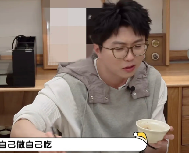 一个人你还会做饭吗？

毛不易:“自己做自己吃，有时候有点累挺。”李雪琴:“就那