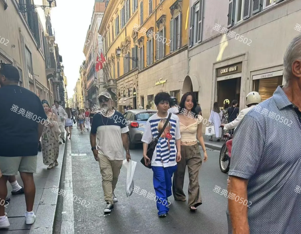 罗马偶遇欧阳娜娜，本人很幻灭，才20出头的她身材就开始发福了，腿短腰粗小肚腩比例