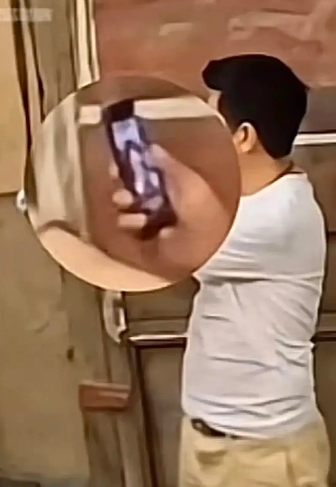 杨子在离婚综艺中与长发女子视频通话，立马有观众开始各种猜测。

其实没必要猜，大