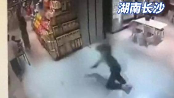 儿子盒马鲜生摔倒没人扶，妈妈砸店，太不理智了，别人真没这义务