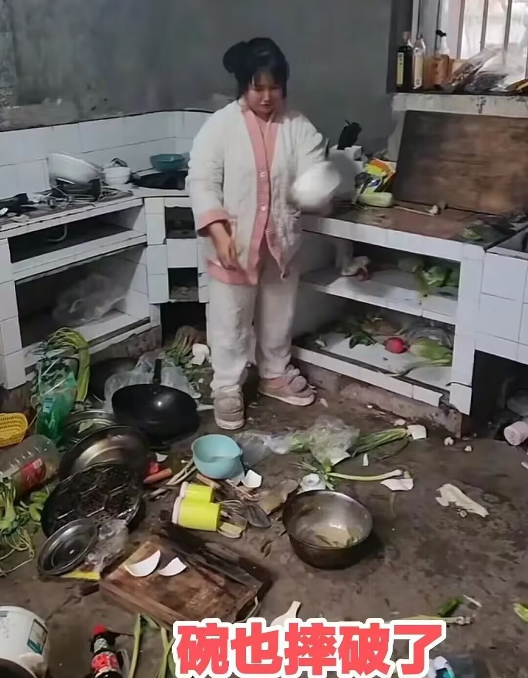 湖北一男子叫妻子做饭，妻子将厨房砸稀巴烂：做我就一个人，吃就一堆人
女子想到这几