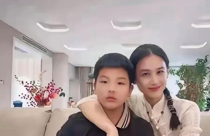 黄圣依与杨子关于孩子抚养的对话揭示了家庭内部一个常见但又复杂的话题：谁来照顾孩子