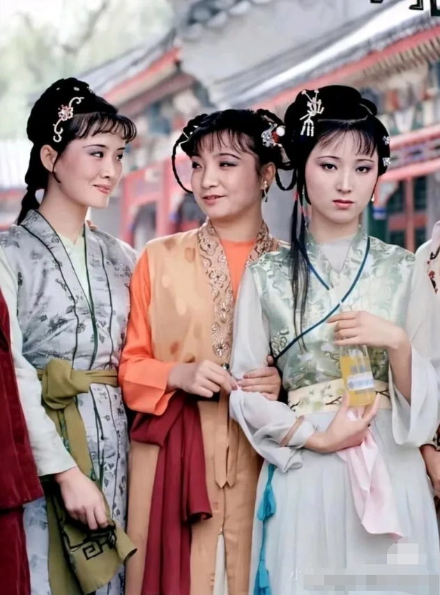 当你看着一个演员拿汽水瓶子都不出戏时，就知道为什么那么多人记念她了。陈晓旭死后，