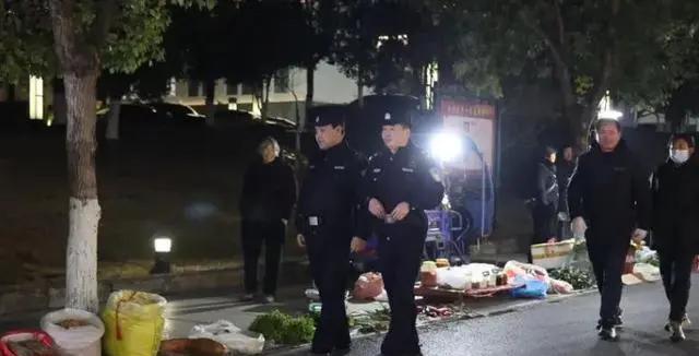 在安徽绩溪，小商贩摆地摊摆到了县政府门口，不仅没有城管驱赶，县政府反而为游客提供