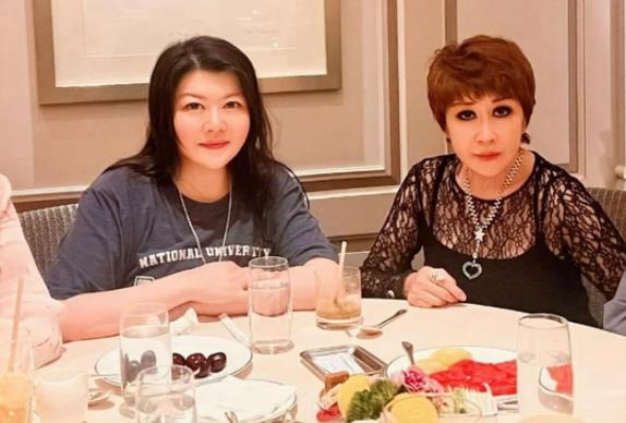 向华强与丁佩之女，成长于星光环绕的家庭背景下。然而她极为低调，宛如隐形人。如今4