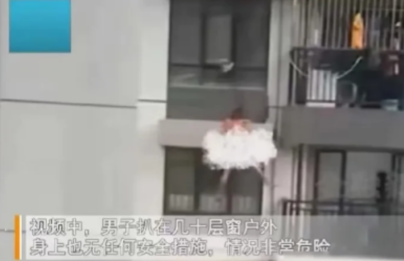“闹大了！”广东，女子趁着丈夫上班，叫了情人来家里约会，不料，女子丈夫提前回来，