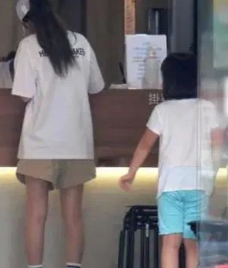 台媒曝安以轩近况：低调生活显“变迁”！
近日，台湾媒体曝光了44岁安以轩的最新生