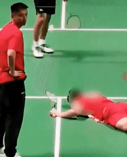 张志杰倒地救治，有4点没想到。

没想到1，裁判阻止教练第一时间进场，规则大过救