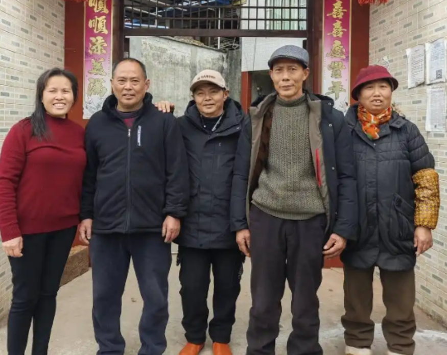 1978年，四川一8岁男孩被人拐卖，几年后，他在安徽养父家里吃折耳根和腊肉时，突