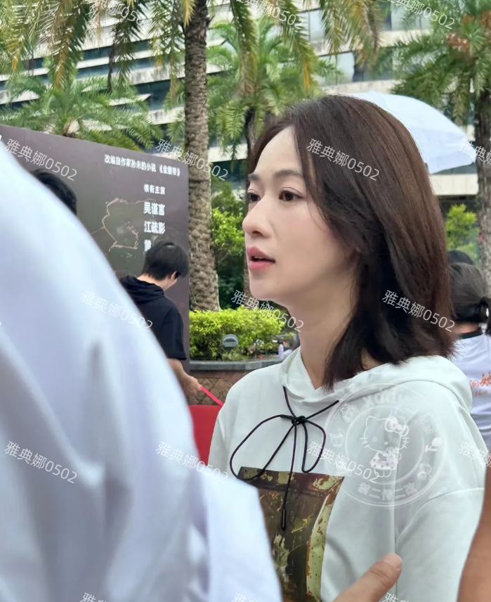 吴谨言新剧福建南平开机，她比以前胖了一些看着不那么瘦弱单薄了，脸小皮肤白特别上镜