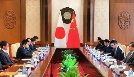西方媒体得知日本做出外交调整，把美国撂在一边，优先访问中国，顿时坐不住了。
美媒