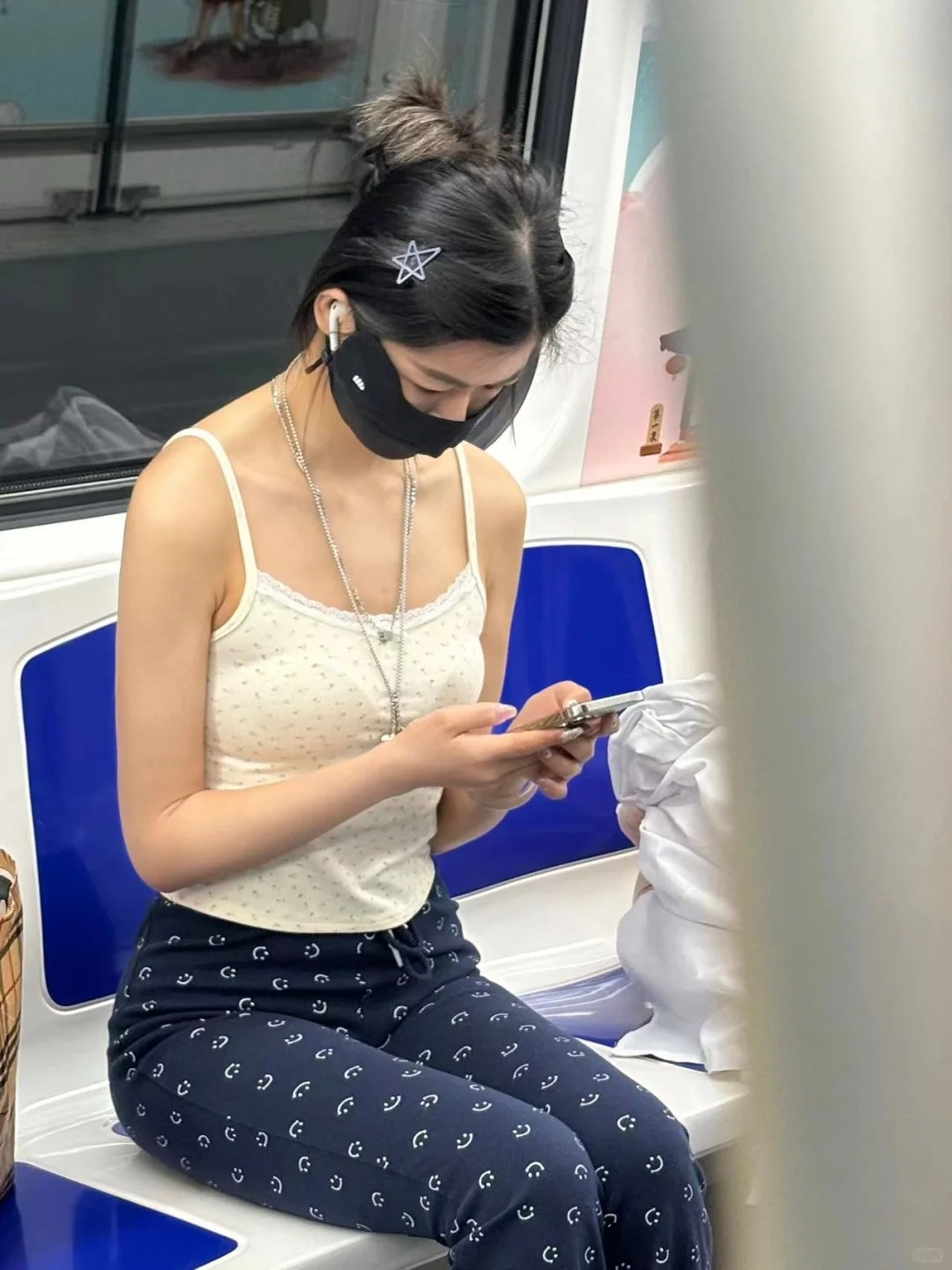 三号线看见的，，厌蠢症犯了
无语了家人们 这是地铁上一个小姐姐偷拍被我发现了，她