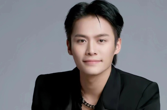 辛巴与小杨哥开撕，4个万万没想到：

1.小杨哥短短一个月狂掉粉70w+

2.