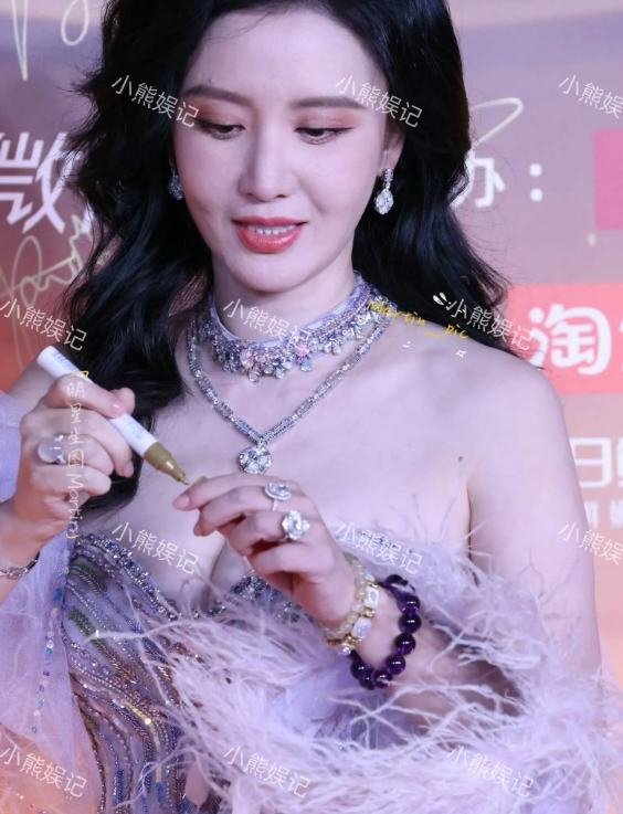 说实话，我一直对张萌没什么好感。都44岁的人了，还老是在网上拼命炫耀自己的身材，