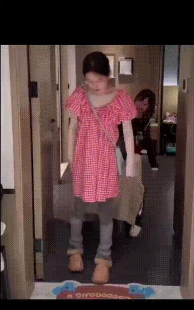 刚出院没多久就着急复工，赵露思真的是不想被遗忘在洪流中了！
上个月赵露思坐轮椅进