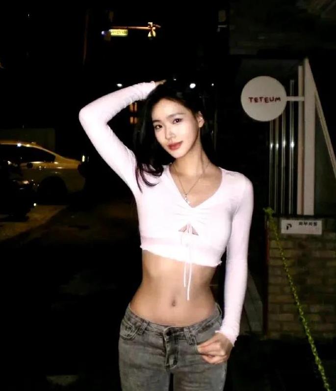 小S二女儿真的好像她。
拍照的姿势。
五官长相。
以及身上张扬自信的气质。