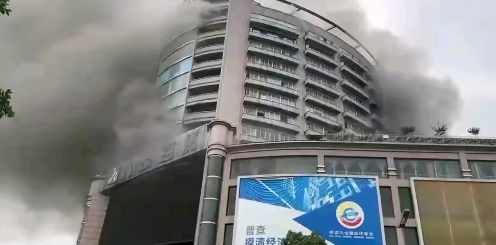着火商场就在我们单位斜对面，火势确实蔓延的太快了，火势一起，消防，公安，医院都反