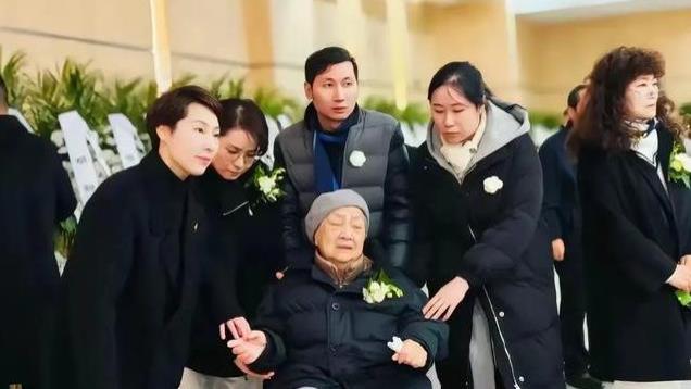 童祥苓追悼会低调举行！300多各界人士送别，遗孀坐轮椅难掩悲痛