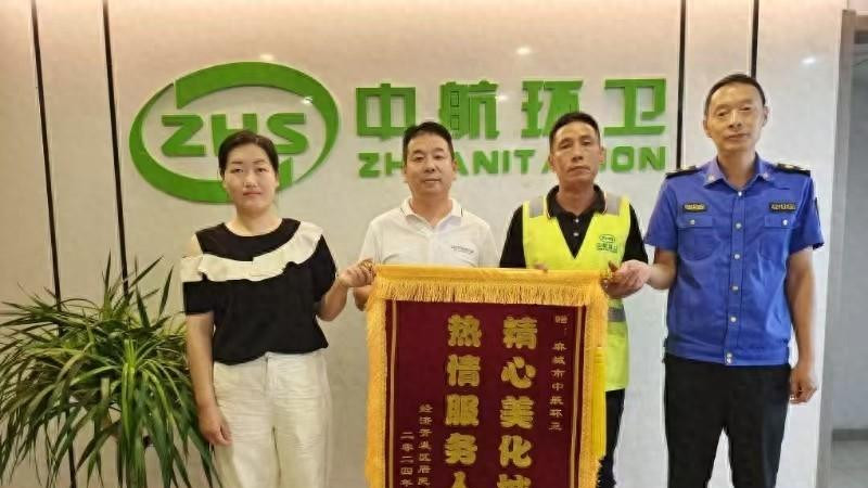 湖北麻城一居民丢失万元黄金首饰，环卫工人翻遍垃圾堆找回