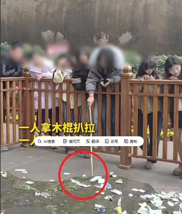 两女生乐山大佛下捡钱 被指不文明

                      