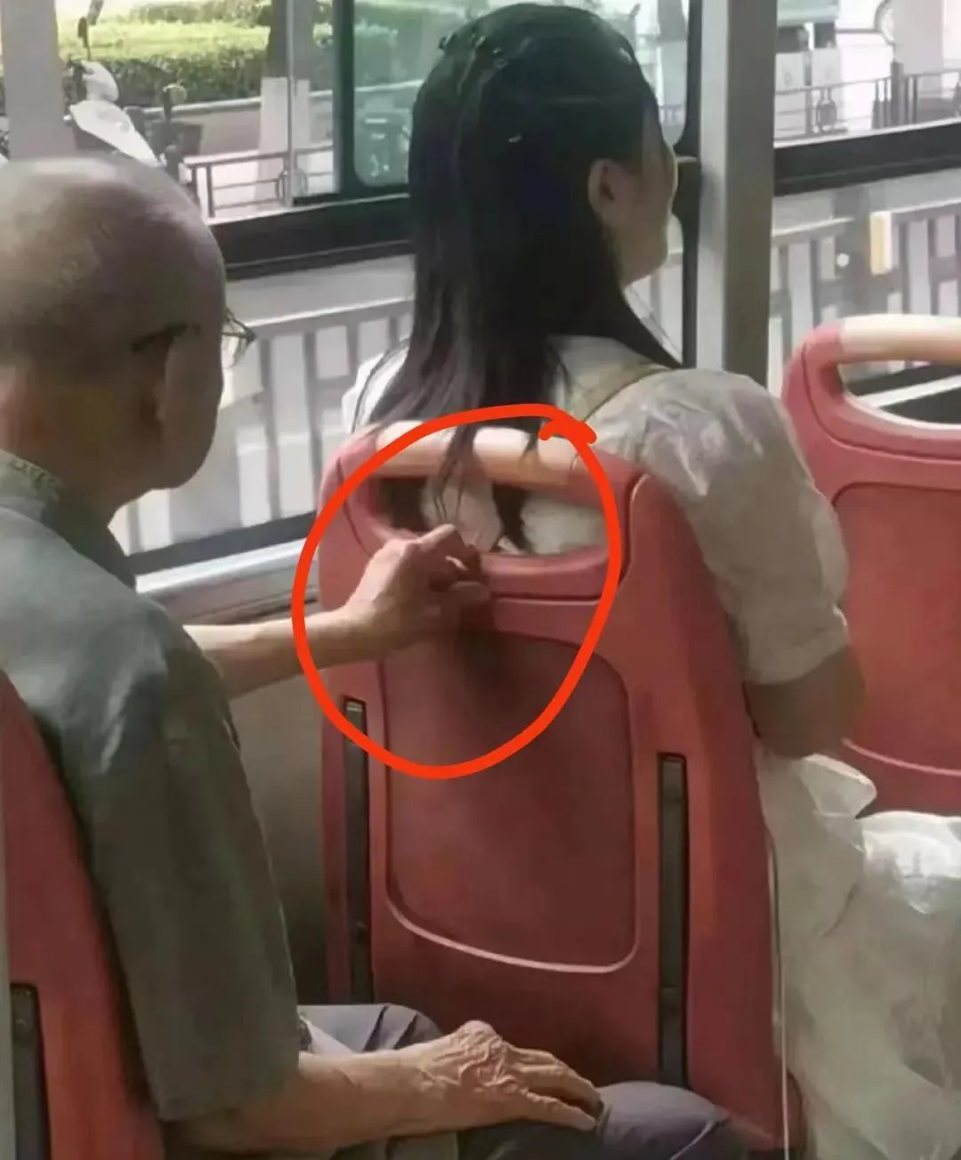 在公交车的颠簸中，我无意间瞥见了一幕，让我深有感触。那位坐在我对面的大爷，虽然满