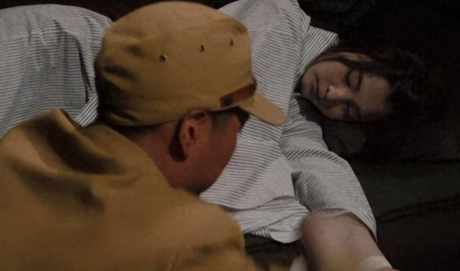 日军罪行照片：日本兵抬着女八路进慰安所，新婚娘子一脸不情愿