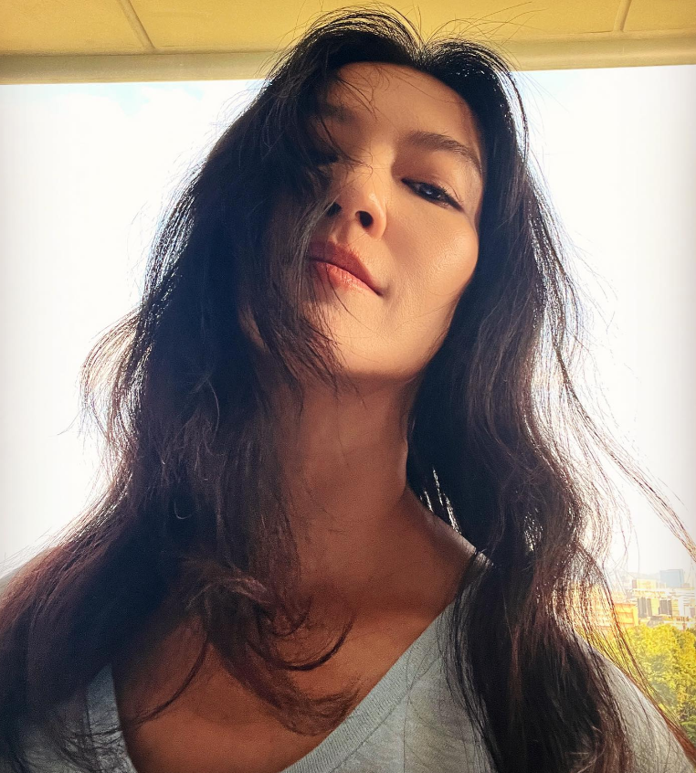 她以前拍过很多香港电影，那时候颜值算是顶级水平，经常看香港电影应该知道她的名字
