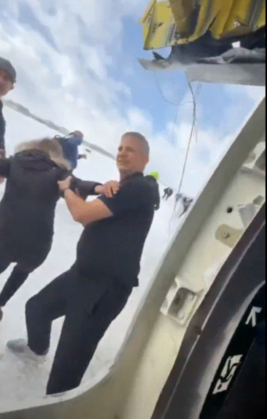 这架客机上的乘客，真是祖坟冒起了十丈高的青烟～
客机坠毁时，机翼已经发生了爆炸，