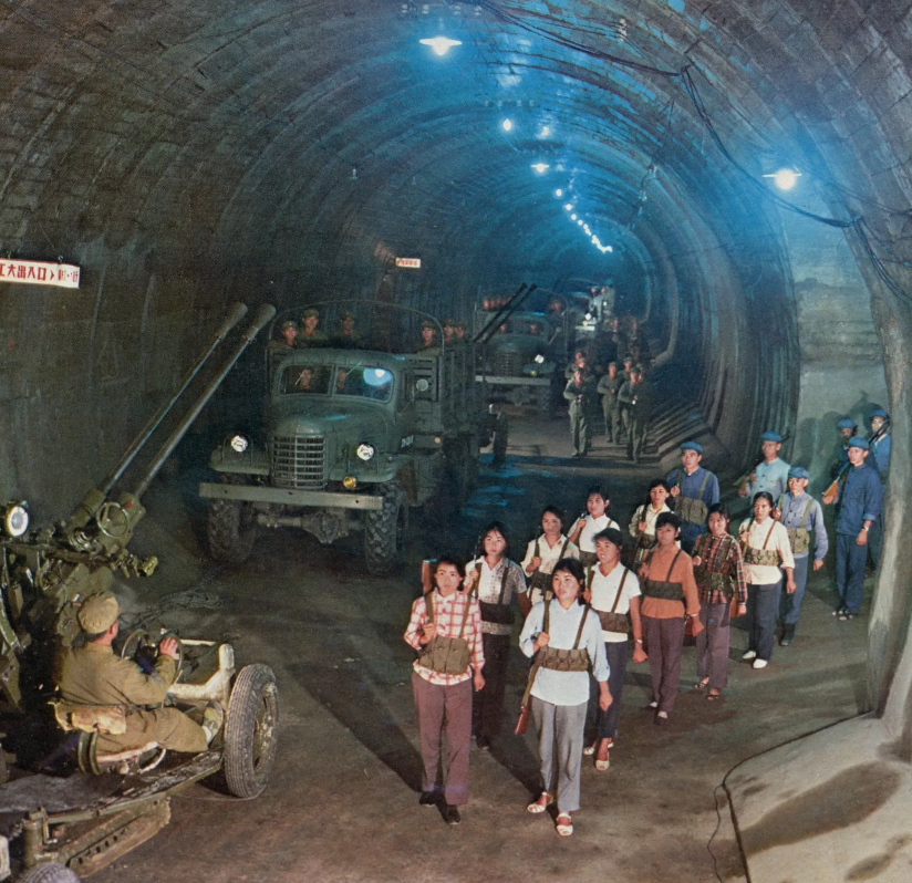 当年这样的防空洞，几乎每一座城市都有吧？
其实这样的工程早就超过了防空洞的范畴，