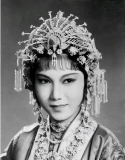 齐白石赴宴盯美女，直言好看引欢笑，师徒情谊传佳话