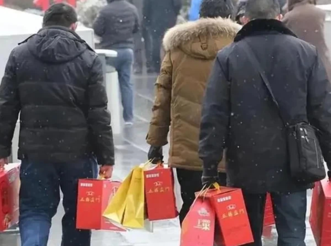 强烈建议，过年取消走亲戚吧。
平时都不联系，过年见一次面。
说着不冷不热的话。