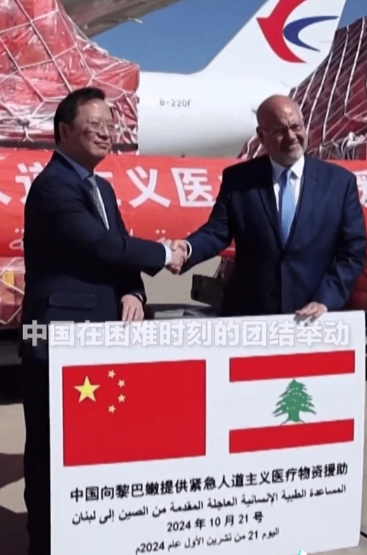 龙哥救援物资抵达黎巴嫩首都贝鲁特，满载60吨物资正在卸货，有人往战区送炮弹，而龙