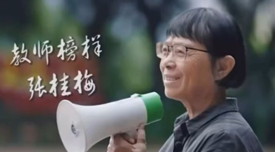 2007年，张桂梅受邀做客央视，刚到演播室，导演瞅了她一眼，皱眉说你这身衣服不行