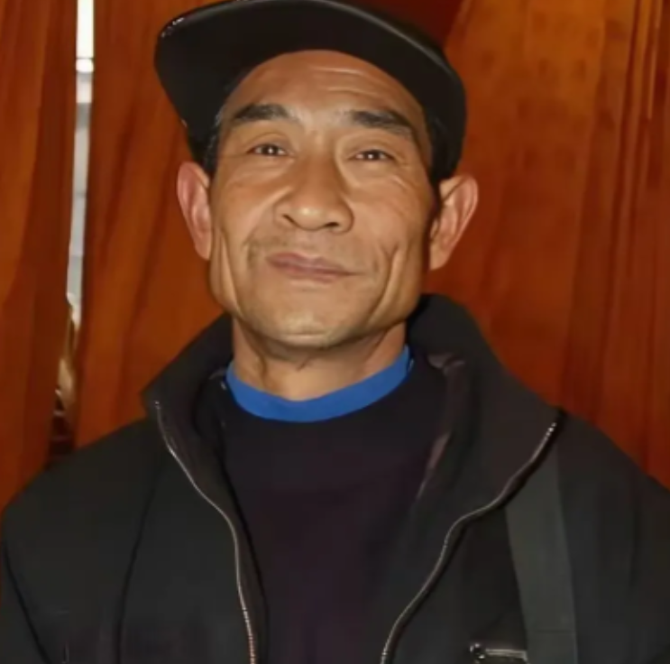 2001年，山东菏泽一49岁三轮车夫，路边捡到一位高位截瘫的女子，带回家并悉心照