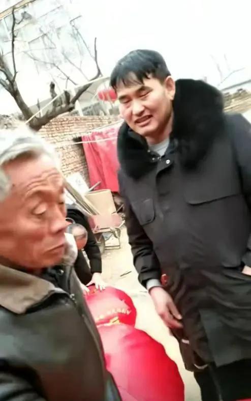 朱之文过年给村里父老乡亲送年货被拒收退回，这些年货有大红灯笼和鞭炮，是送给村里的