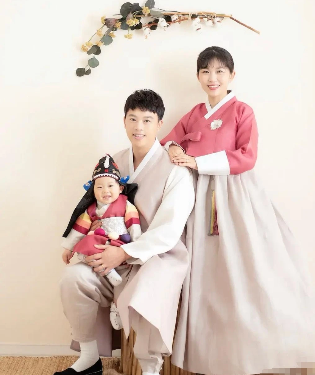 今天，一个令人振奋的消息传来，金润吉，这位朝鲜族的实力歌手，报名成功了！对于许多