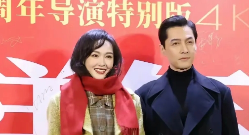 上帝到底给她关了哪扇窗
41岁的唐嫣，今天和老搭档胡歌一起出席活动，两个人还原繁